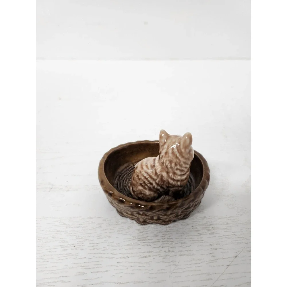 Vintage Wade Pottery England Green Eye Tabby Cat In A Basket Ceramic Figurine